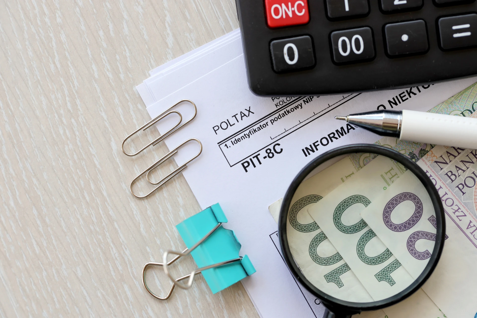 Zdalny księgowy przy laptopie z panelem systemu wFirma na ekranie, dokumenty księgowe, powiadomienia o terminach i zestawienia podatkowe